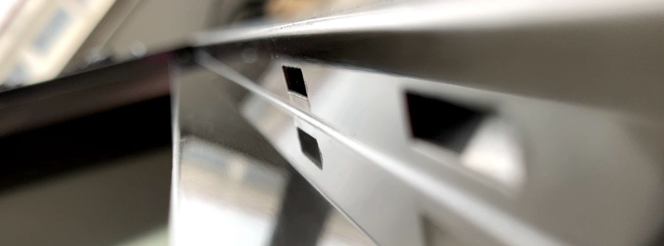 Tôle d'acier inoxydable anti-empreintes digitales avec perforations quadrilatérales