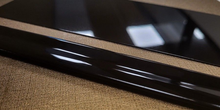Foto de procesamiento actual de metal laminado de PVDF para uso en exteriores automotrices.