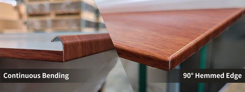 Hoja de metal laminado con textura de madera, dobleces continuos y borde doblado a 90°, primer plano