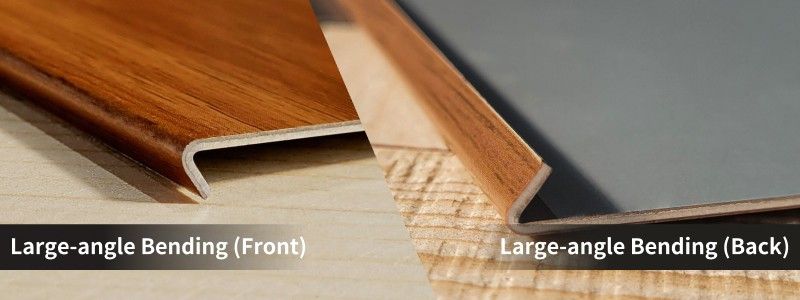 Hoja de metal laminado con textura de madera, doblado a gran ángulo, primer plano de frente y atrás